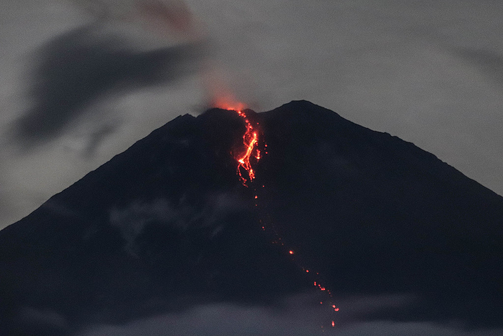 塞梅鲁火山爆发