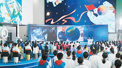 学生们在中国科技馆设立的“天宫课堂”地面主课堂听课。新华社记者 金立旺摄