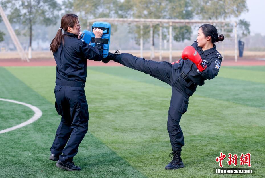 武汉女子特警队员冬训忙