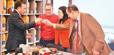 斯里兰卡驻华大使帕利塔·科霍纳（左一）到消费者家中以茶会友。图片来源于网络