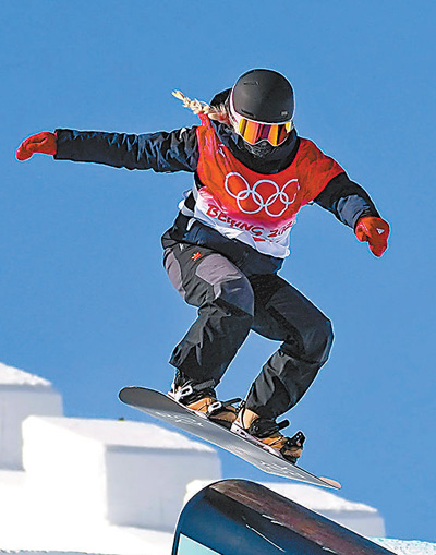 2月5日，单板滑雪女子坡面障碍技巧资格赛在张家口赛区云顶滑雪公园进行。图为英国选手凯蒂·奥默罗德在比赛中。