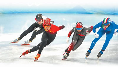 2月5日，中国队夺得短道速滑混合团体接力金牌。这是中国代表团在北京冬奥会上获得的首枚金牌。图为中国队选手任子威（左二）在比赛中。