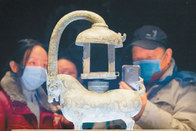2月3日，观众在江苏南京博物院参观镇馆之宝——东汉错银铜牛灯。杜懿摄 （人民图片）