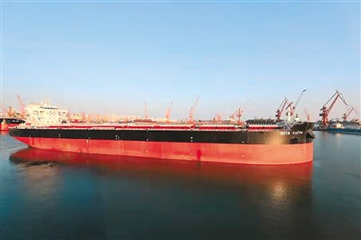 图为中国船舶集团旗下大船集团山船重工为中航租赁建造的8.5万吨散货船“SDTR FAITH”号。该船近日顺利交付。大船集团供图