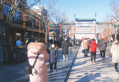 春节假期，市民和游客在北京前门大街寻年味、品文化。