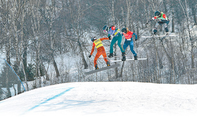 2月9日，单板滑雪女子障碍追逐比赛在张家口云顶滑雪公园进行。图为运动员在比赛中。人民日报记者 蒋雨师摄