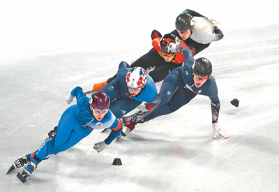 2月9日，短道速滑男子1500米1/4决赛在首都体育馆进行。图为运动员在比赛中。人民日报记者 李 舸摄