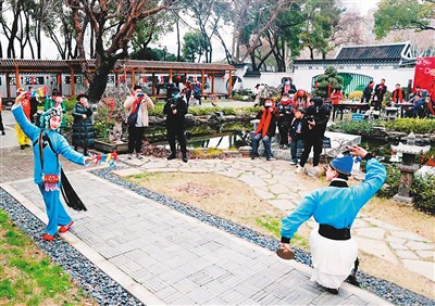 2月15日，武汉台青迎春元宵活动在武昌区紫阳公园举行，20余名在汉台青体验中华传统民俗文化、武汉风土人情。图为两岸同胞在观看汉剧表演。张 畅摄