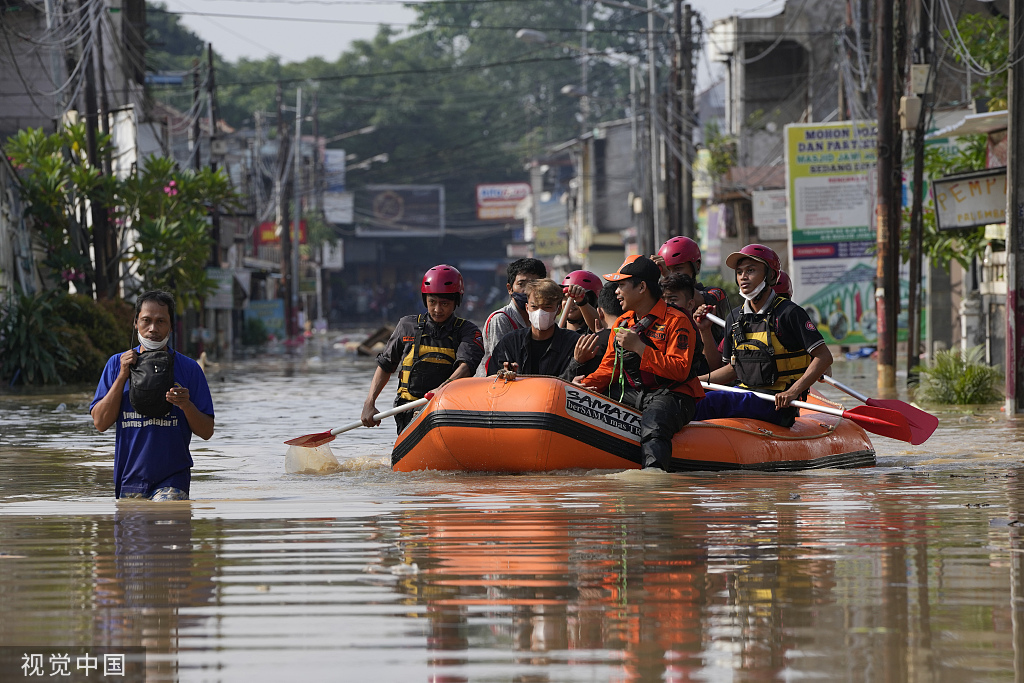 印尼雅加达郊区遭遇洪水侵袭民众在被淹没的街道上跋涉
