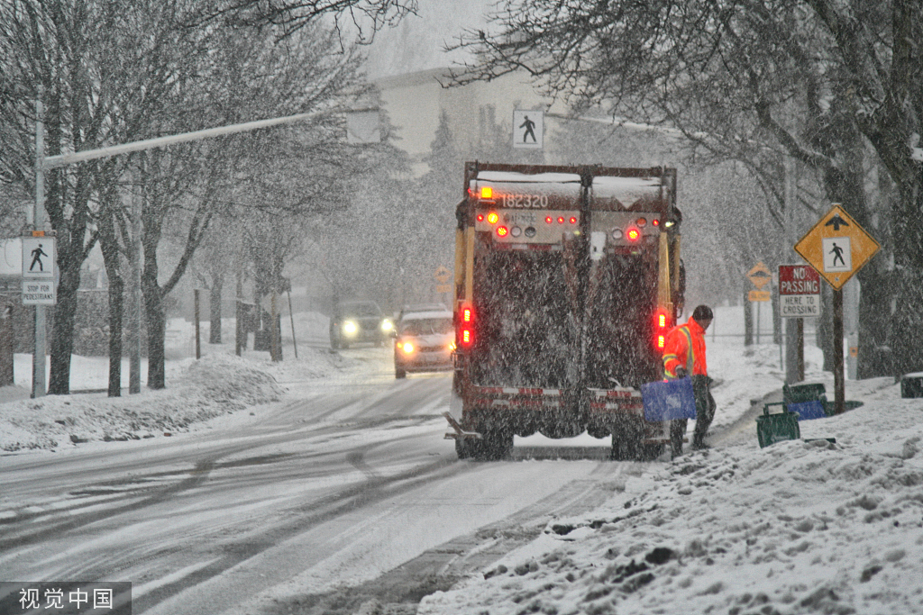 加拿大多伦多遭遇暴风雪袭击路面湿滑难行