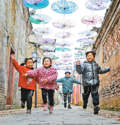 江西省吉水县白沙镇，孩童在巷道中玩耍。廖 敏摄（人民视觉）