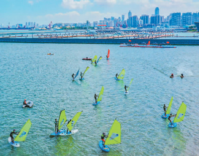 市民游客在海南省海口市西秀海滩体验多样的运动休闲。王程龙摄 （人民图片）