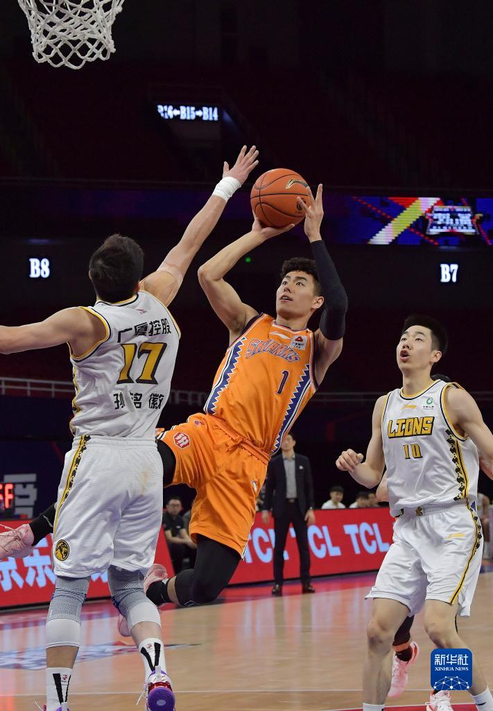 在江西南昌举行的2021-2022赛季中国男子篮球职业联赛(cba)季后赛半