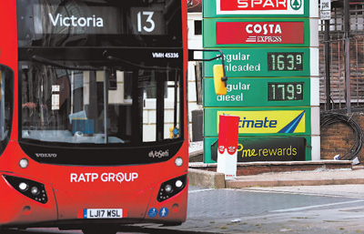 4月8日,一辆公共汽车经过英国伦敦一处加油站。新华社记者 李 颖摄