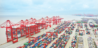 图为4月15日拍摄的上海洋山港集装箱码头。新华社记者 丁 汀摄