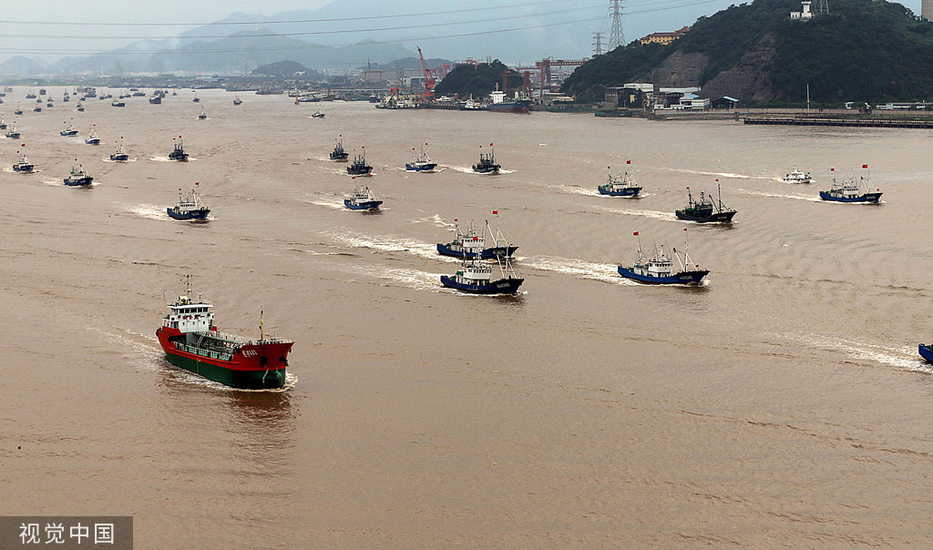 浙江台州大批漁船回港休漁