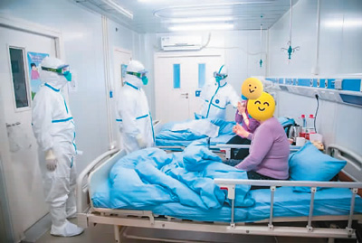 医护人员精心照料杨女士和任奶奶。北京地坛医院供图