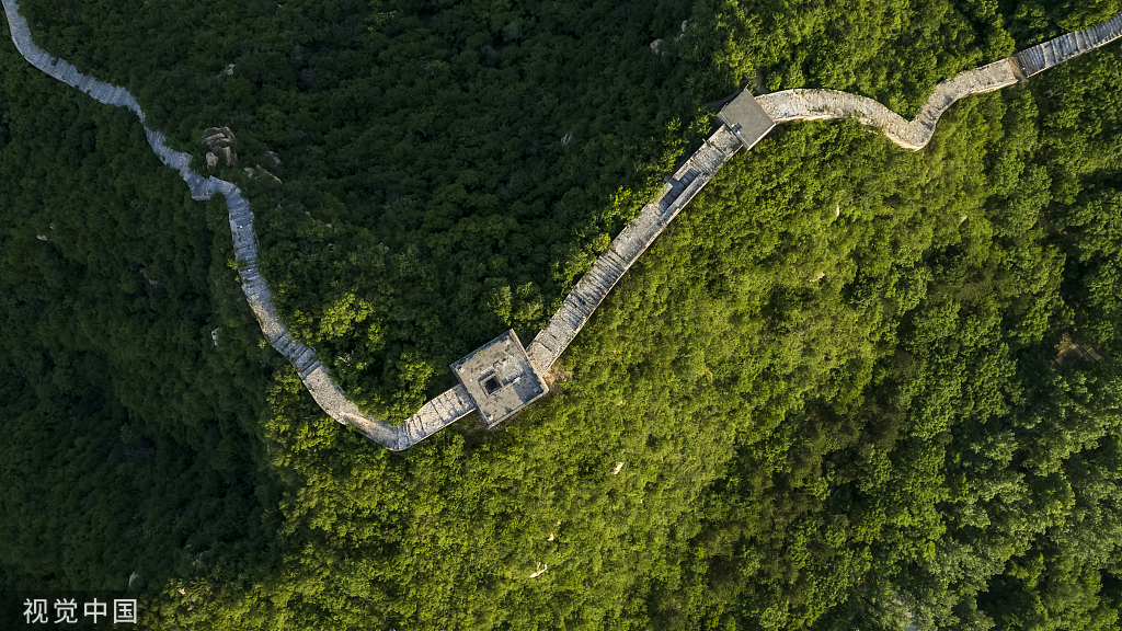 初夏时节草木环抱龙泉峪长城
