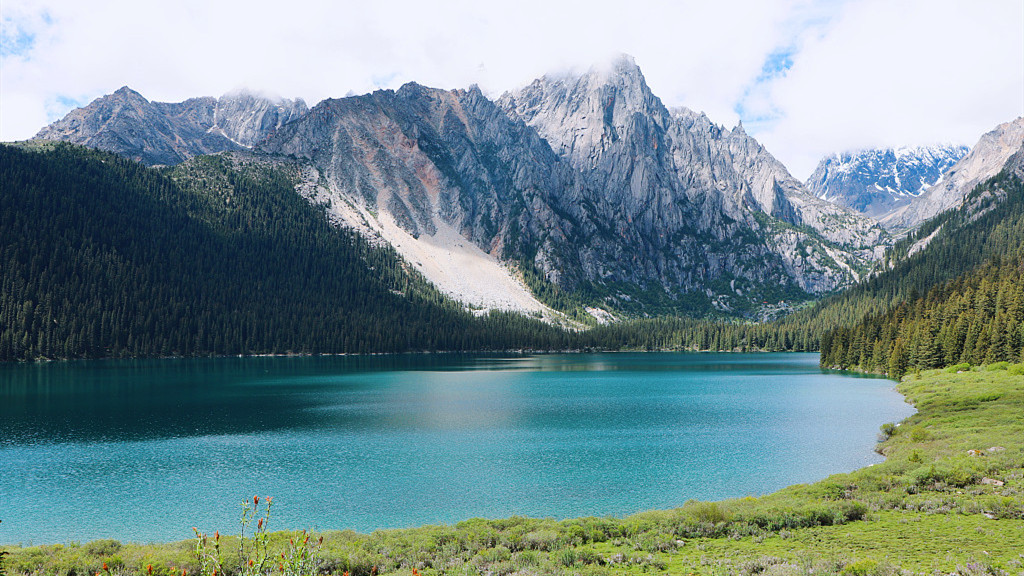四川甘孜:原始森林与措普湖相映成景