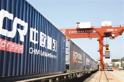 近日，在江苏省连云港中哈物流基地，大型机械正在往中欧班列装载出境集装箱。王 春摄（人民图片）