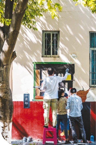 4月28日，云南省玉溪市峨山彝族自治县桂峰小区，人们在老旧小区的墙面上绘制墙画。新华社记者 胡 超摄