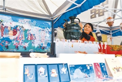西藏自治区博物馆举办“文创集市”活动，工作人员展示文创釉瓷外形加湿器。新华社记者 晋美多吉摄