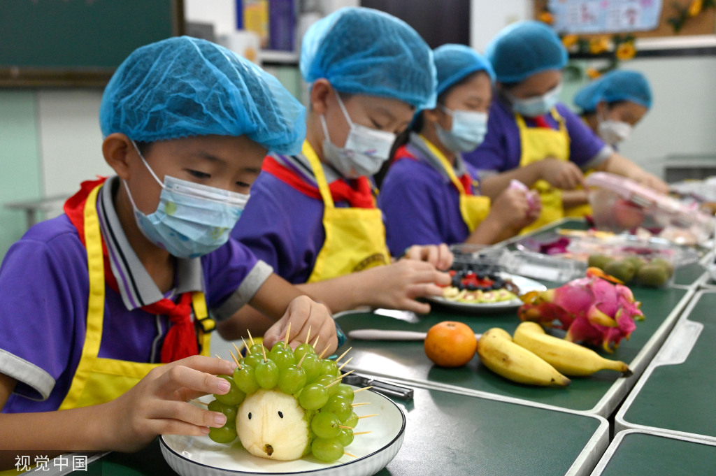 河北邯郸学生劳动课学习烹饪技能