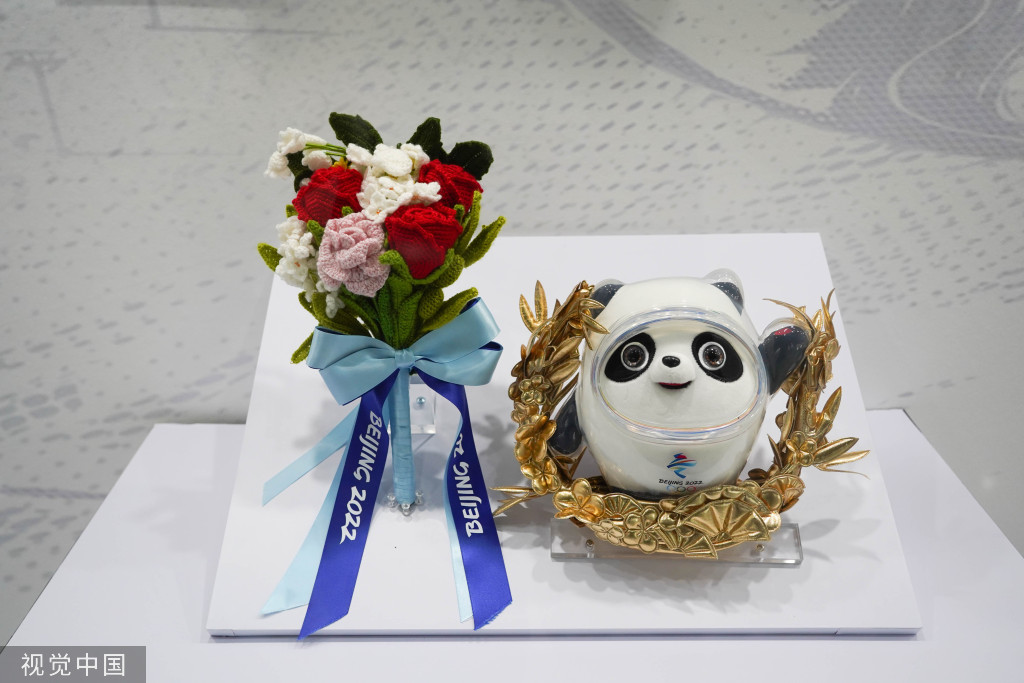 北京鸟巢展出大批奥运实物冠军签名版冰墩墩亮相