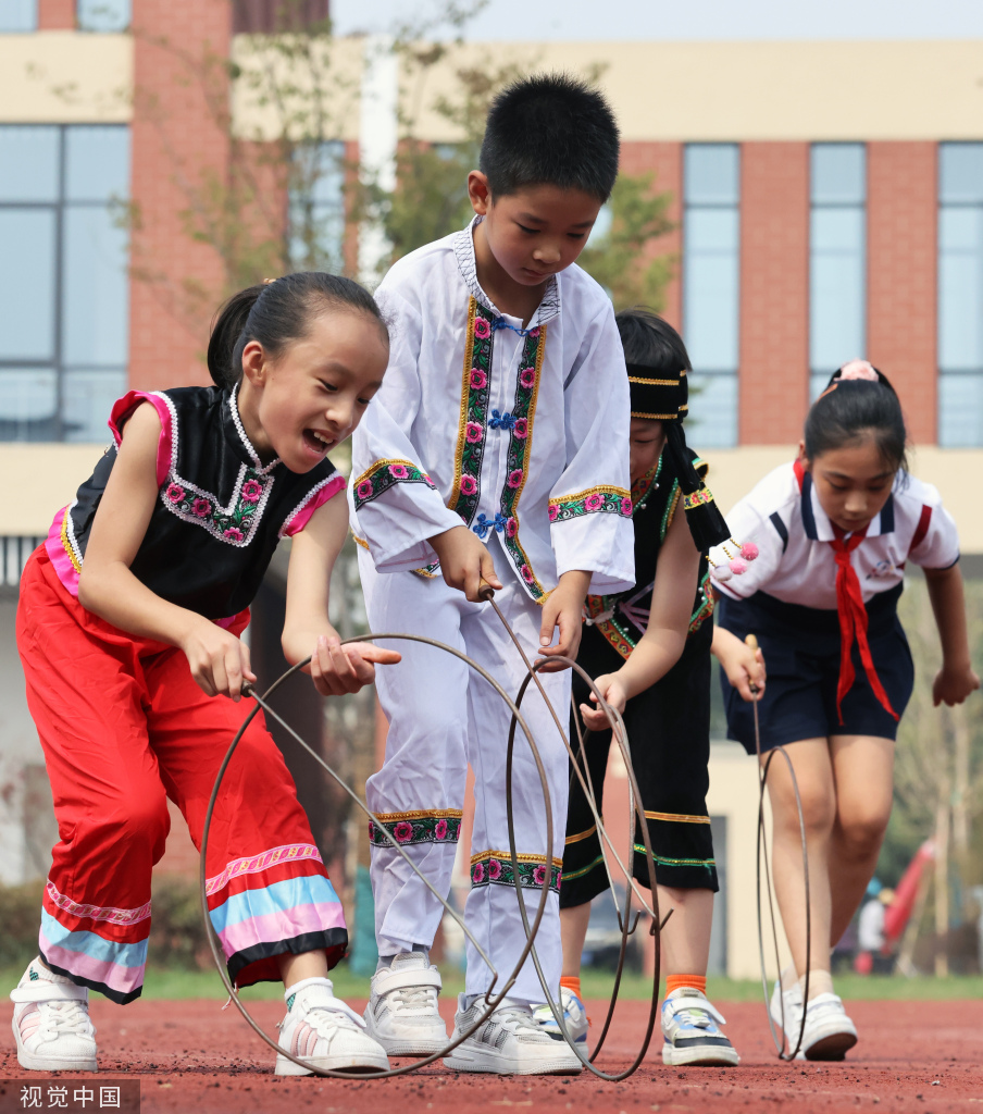 浙江湖州少数民族小学生玩游戏迎中秋