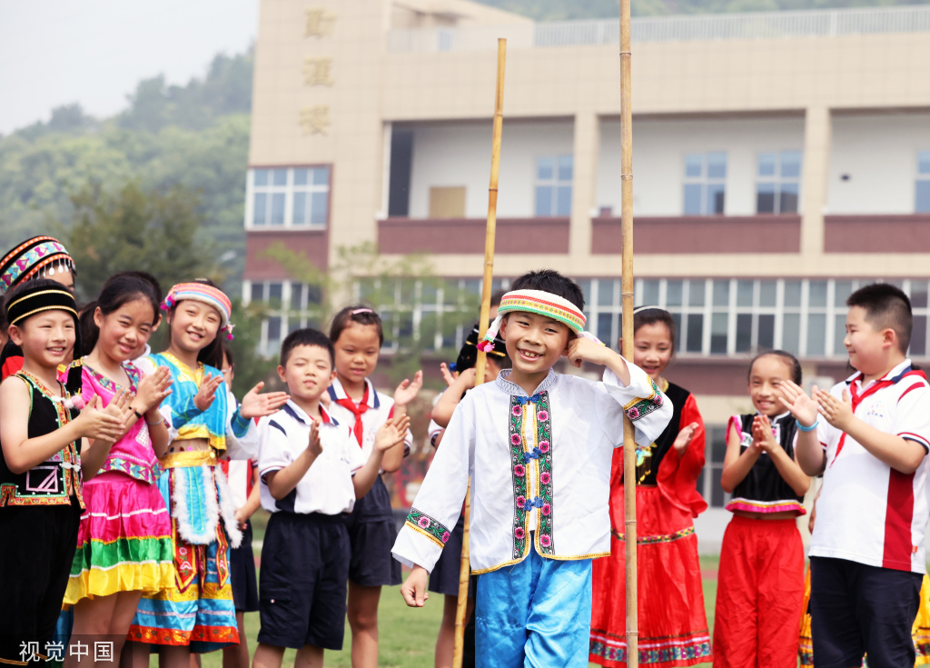 浙江湖州少数民族小学生玩游戏迎中秋