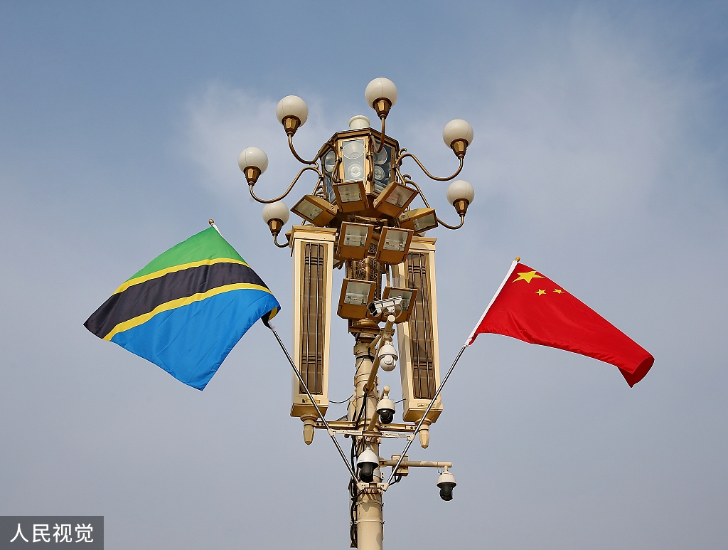 北京天安门广场悬挂中国和坦桑尼亚两国国旗欢迎坦桑尼亚总统哈桑访华