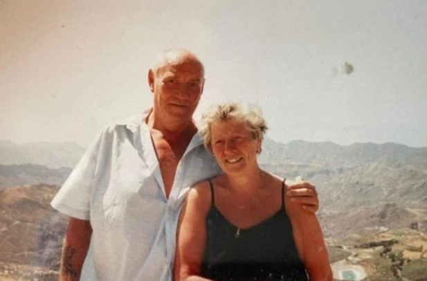 巴恩豪斯父亲与母亲旧照（英媒报道截图）