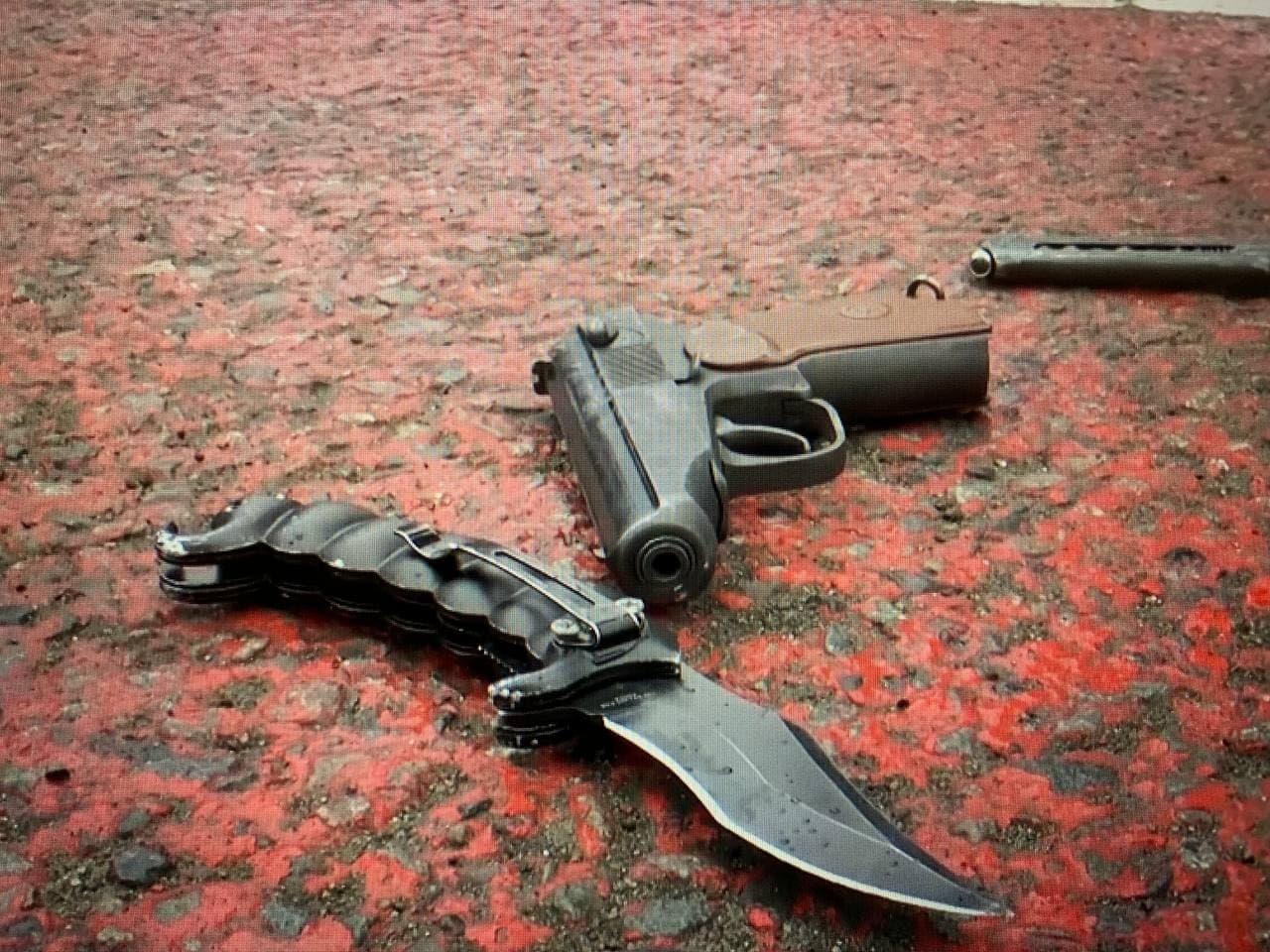 哈萨克斯坦警方展示缴获的暴徒装备