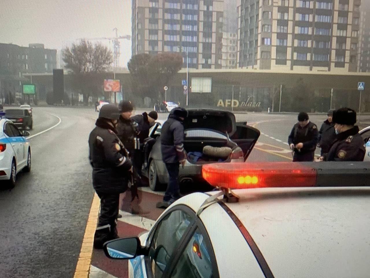 哈萨克斯坦警方检查汽车后备箱