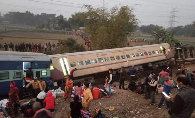 印度列车脱轨已致7死50伤：多节车厢翻覆 被挤压变形
