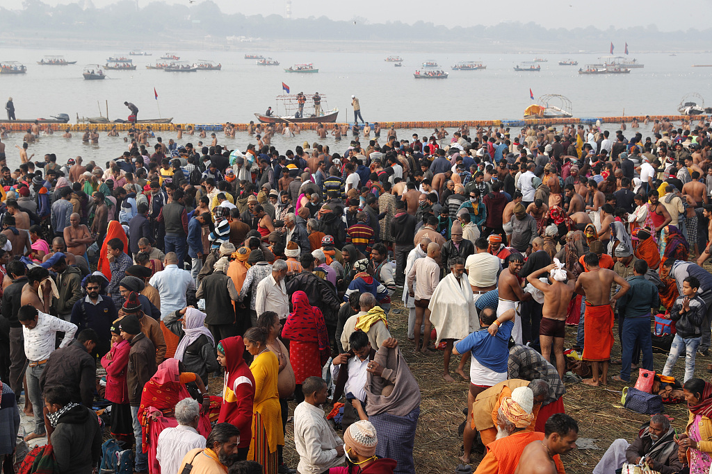 1月14日，印度北方邦数万民众在寒冷的水中沐浴