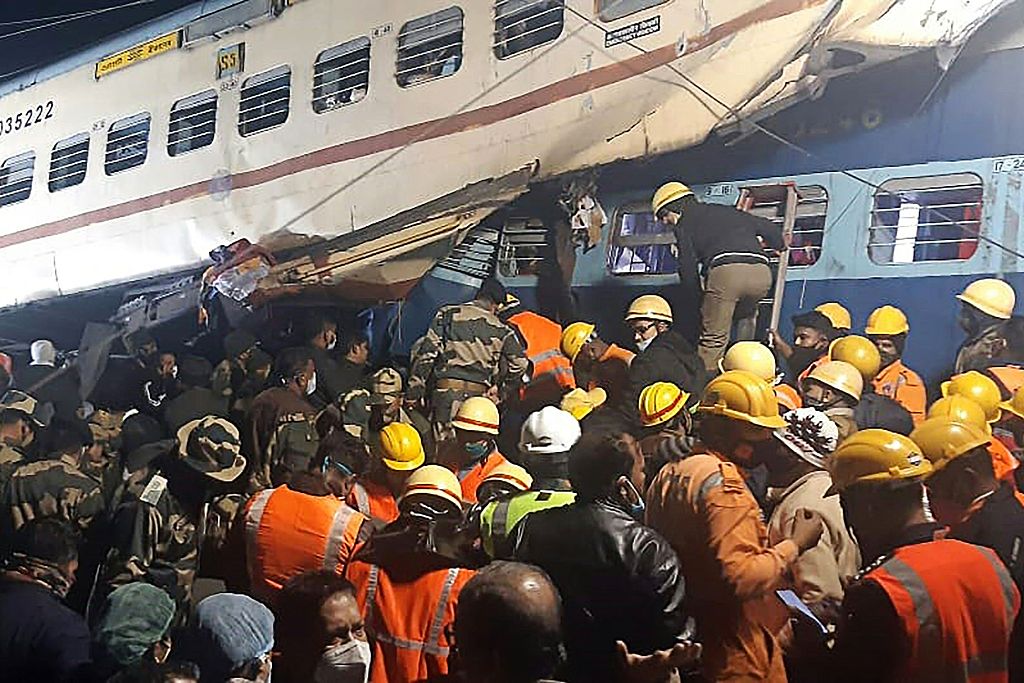 印度火车脱轨事故已致9死42伤 初步调查显示系火车头故障
