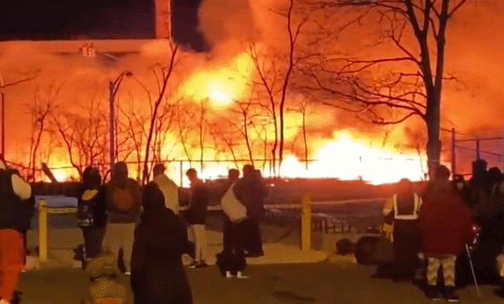 美国新泽西州帕塞伊克一家化工厂突发大火
