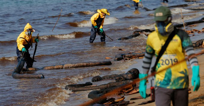泰国一海滩因原油泄漏被宣布为灾区 沙滩被染黑