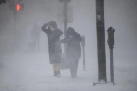 冬季风暴横扫美国10余州 一老妇雪中丧生