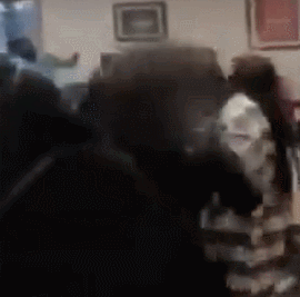 美国一餐厅发生大规模群殴：有人取牛排插队 40人扔椅子撕打