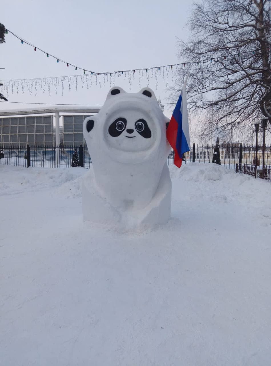 俄罗斯公园现800公斤冰墩墩雪雕 民众求合影直呼“可爱”