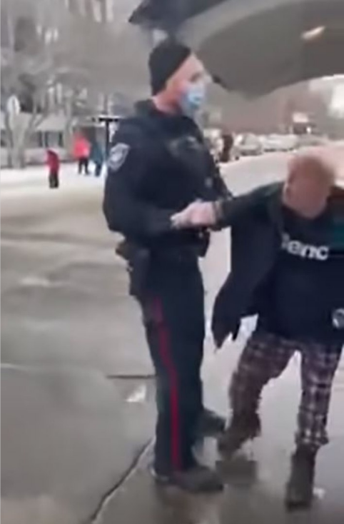 加拿大老人因鸣笛被警察粗暴对待 致全身多处受伤