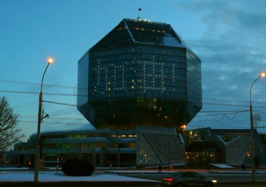白俄罗斯国家图书馆外显示“加油”字样