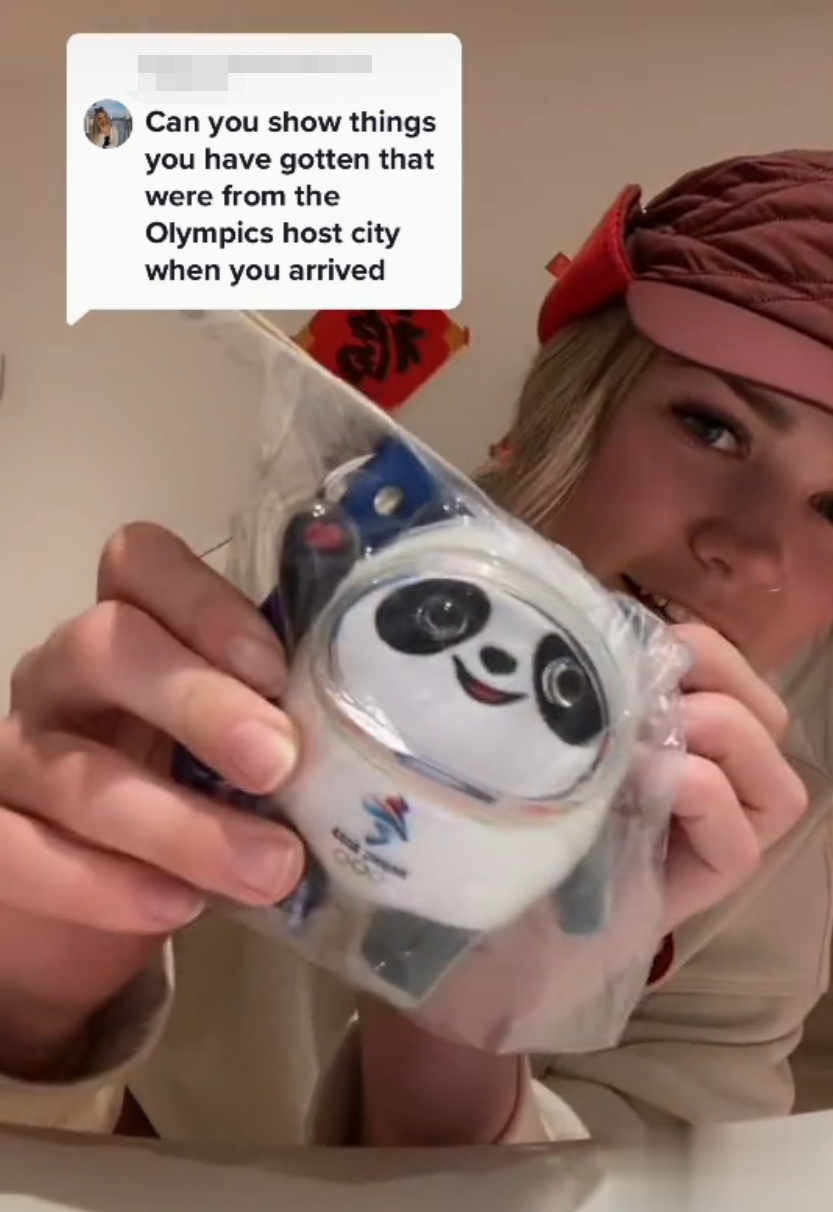 冬奥会纪念包开箱视频！加拿大运动员凡尔赛：冰墩墩已安排