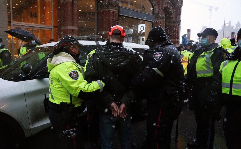 加拿大警方逮捕抗议者