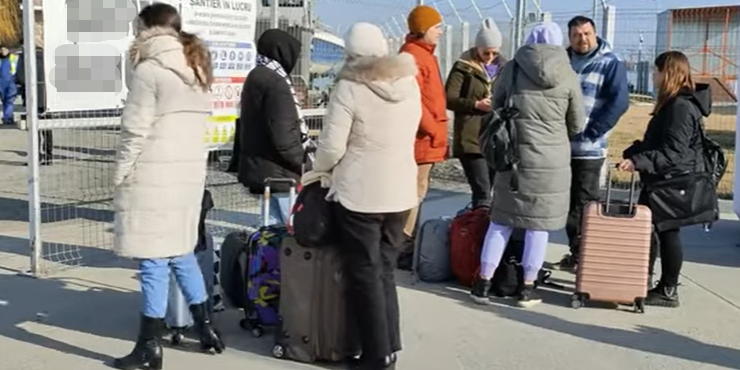 乌克兰人等待入境罗马尼亚（推特）