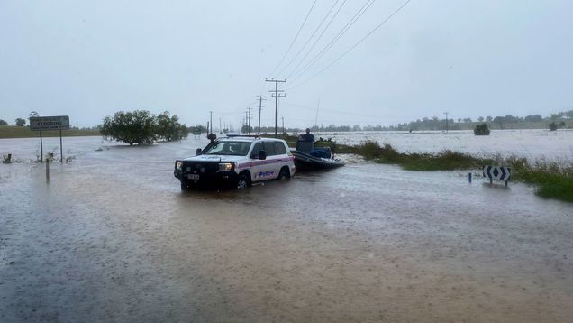 澳大利亚东海岸遭暴雨袭击：民众被困屋顶 数千人流离失所