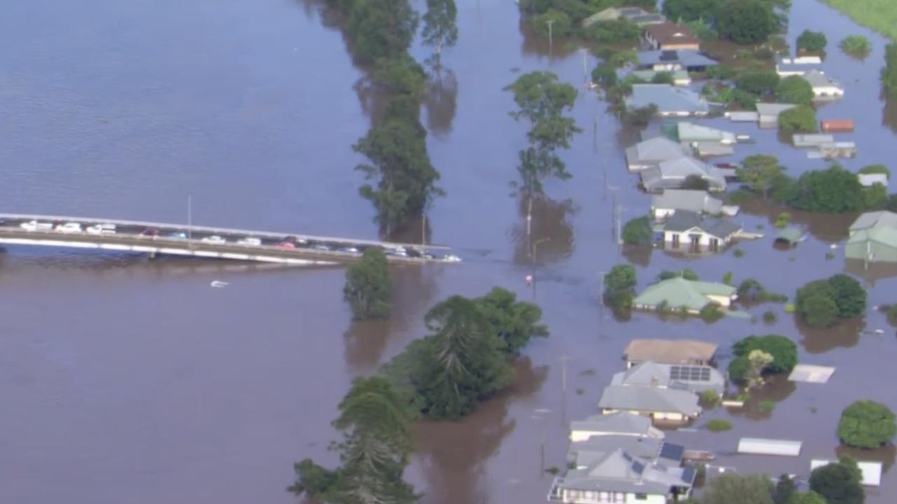 澳大利亚数十名居民为逃离洪水 被困在桥上一夜
