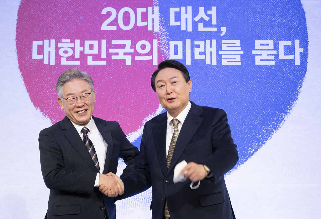 韩国总统热门候选人李在明（左）与尹锡悦